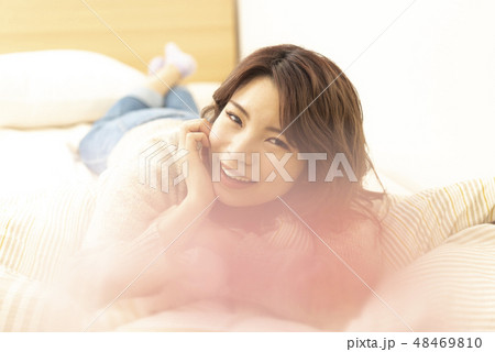 若い女性　リラックス　ライフスタイル　休日　ほおづえ 48469810
