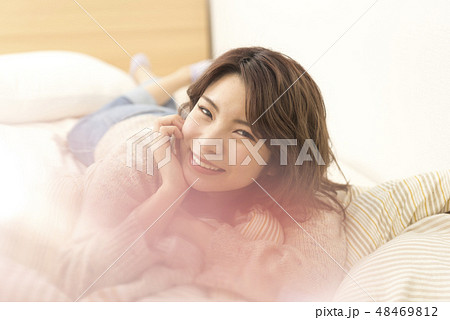 若い女性　リラックス　ライフスタイル　休日　ほおづえ 48469812
