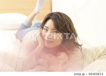 若い女性　リラックス　ライフスタイル　休日　ほおづえ 48469813