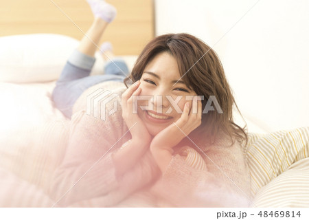 若い女性　リラックス　ライフスタイル　休日　ほおづえ 48469814