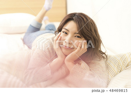 若い女性 リラックス ライフスタイル 休日 ほおづえ 若い女性 リラックス ライフスタイル 休日 ほおづえ 48469815