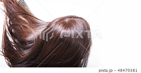 ヘアケアイメージ ビューティ 女性 白バック 髪 カラーリング 美容室 美容院 ロング ヘアカラーの写真素材