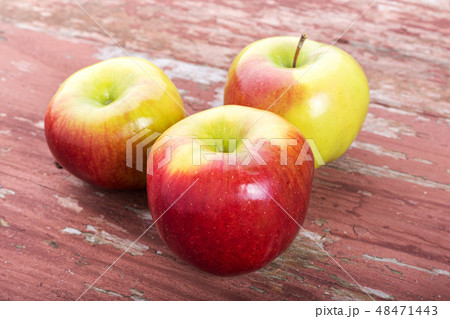 apple on a wooden table apple on a wooden table 48471443