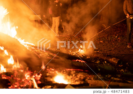 夜空に映える炎、どんど焼き【福岡県北九州市】 夜空に映える炎、どんど焼き【福岡県北九州市】 48471483