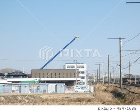 クレーン車と建設現場　三重県　四日市市 48471638