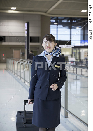 空港内の通路を歩くCA 48472197