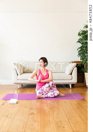 おうちヨガ 女性 48473852