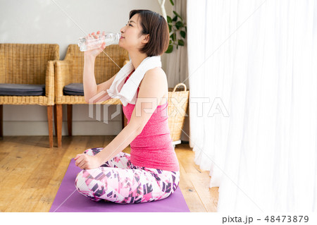 ヨガ 女性 水 48473879