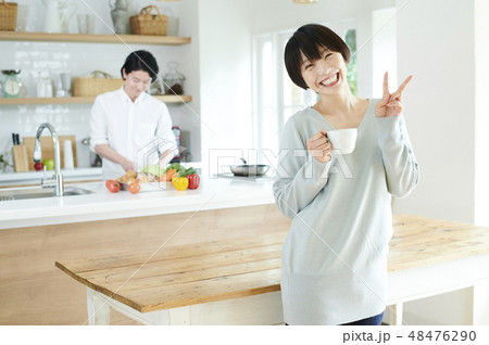 家事をまかせて、リラックスする女性 48476290