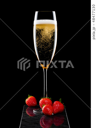 Elegant glass of yellow champagne Elegant glass of yellow champagne 48477130