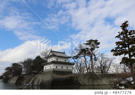 冬景色の雪化粧した城と青空 48477276