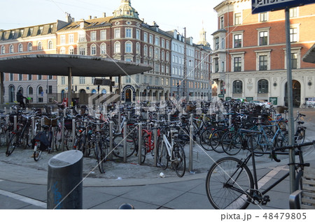デンマーク、コペンハーゲン、ノアポート駅付近の自転車置き場 48479805