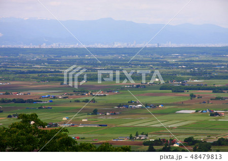 長官山から見る麓の農村地帯と札幌市街地の遠景 48479813
