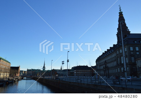 デンマーク、コペンハーゲン市内の運河と国会議事堂 48480280