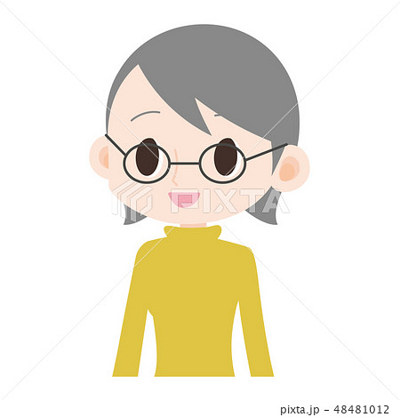 老眼鏡をかけた白髪の女性　芥子色のタートルネック 48481012