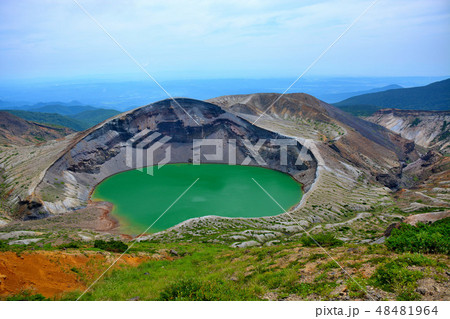 東北・蔵王・蔵王山・熊野岳へ向かう馬の背の遊歩道から見下ろす、宙に浮いているようなお釜の眺め(4) 東北・蔵王・蔵王山・熊野岳へ向かう馬の背の遊歩道から見下ろす、宙に浮いているようなお釜の眺め(4) 48481964