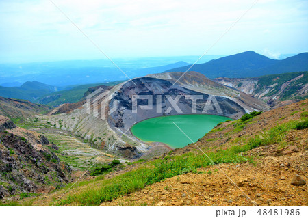 東北・蔵王・蔵王山・熊野岳へ向かう馬の背の遊歩道より見下ろすお釜の眺め（２） 48481986