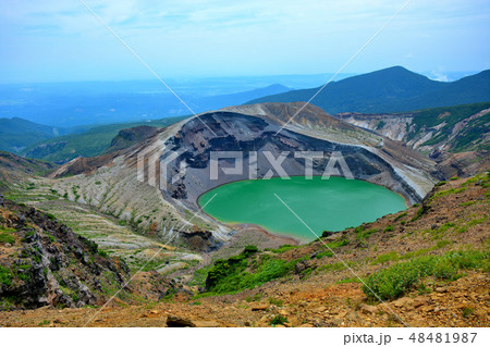 東北・蔵王・蔵王山・熊野岳へ向かう馬の背の遊歩道より見下ろすお釜の眺め（３） 48481987