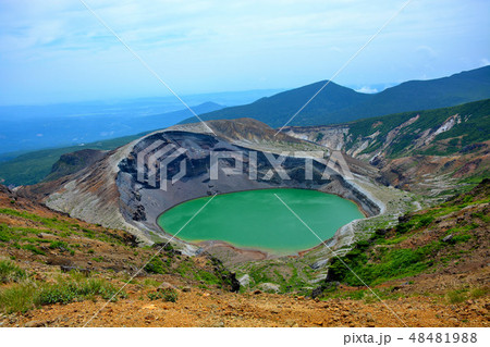 東北・蔵王・蔵王山・熊野岳へ向かう馬の背の遊歩道より見下ろすお釜の眺め（４） 48481988