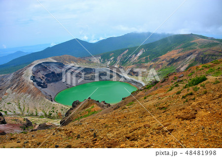東北・蔵王・蔵王山・熊野岳へ向かう馬の背の遊歩道より見下ろすお釜の眺め（９） 48481998