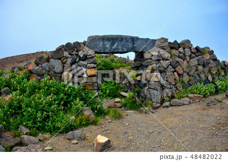 東北・蔵王・蔵王山・熊野岳へ向かう馬の背の遊歩道の途中にある避難小屋付近の眺め(4) 東北・蔵王・蔵王山・熊野岳へ向かう馬の背の遊歩道の途中にある避難小屋付近の眺め(4) 48482022