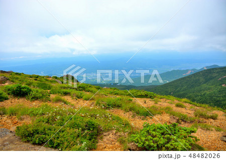 東北・蔵王・蔵王山・熊野岳山頂から蔵王温泉方向の眺め(1) 東北・蔵王・蔵王山・熊野岳山頂から蔵王温泉方向の眺め(1) 48482026