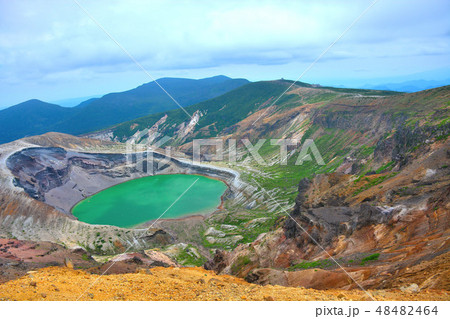東北・蔵王・蔵王山・馬の背の途中にある避難小屋付近より見下ろすお釜（２） 48482464