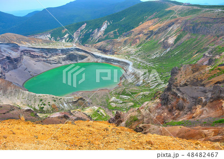 東北・蔵王・蔵王山・馬の背の途中にある避難小屋付近より見下ろすお釜(5) 東北・蔵王・蔵王山・馬の背の途中にある避難小屋付近より見下ろすお釜(5) 48482467
