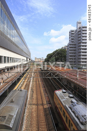 長岡駅に停車中の信越線115系快速・上越線E129系 48483545