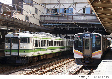 長岡駅に停車中の信越線115系快速・上越線E129系 長岡駅に停車中の信越線115系快速・上越線E129系 48483739