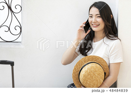 女性　ライフスタイル　旅行　スマホ 48484839