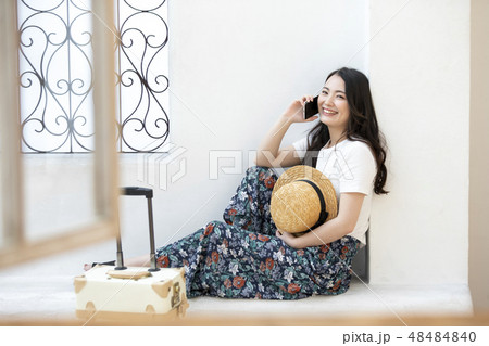 女性　ライフスタイル　旅行　スマホ 48484840