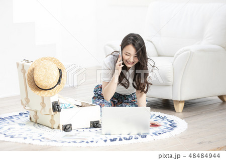 女性 ライフスタイル 旅行 スマホ 女性 ライフスタイル 旅行 スマホ 48484944