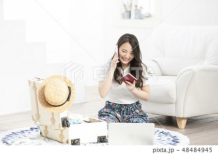 女性　ライフスタイル　旅行　スマホ 48484945