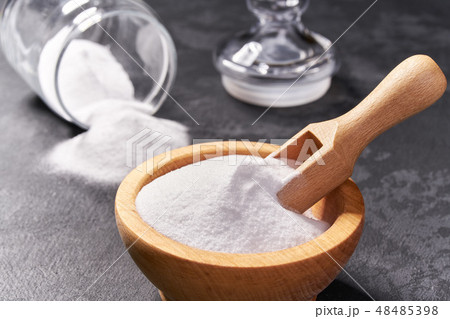 Wooden bowl with sodium bicarbonate close-up  48485398
