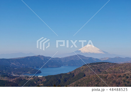 【箱根】大観山から見る芦ノ湖と富士山 コピースペース 【箱根】大観山から見る芦ノ湖と富士山 コピースペース 48488525