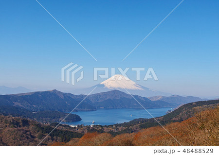 【箱根】大観山から見る芦ノ湖と富士山 コピースペース　 48488529