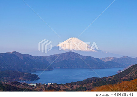 【箱根】大観山から見る芦ノ湖と富士山 コピースペース 【箱根】大観山から見る芦ノ湖と富士山 コピースペース 48488541