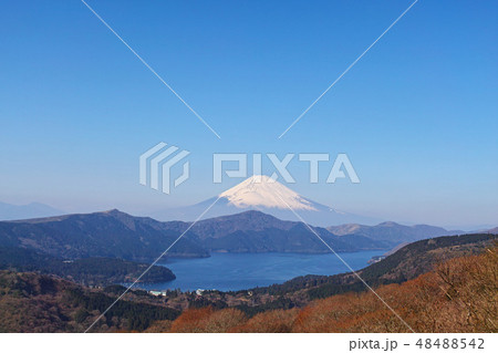 【箱根】大観山から見る芦ノ湖と富士山 コピースペース 【箱根】大観山から見る芦ノ湖と富士山 コピースペース 48488542