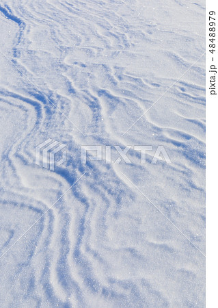 凍った雪面の風紋 48488979