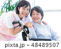 介護イメージ　シニア女性と介護士 48489507