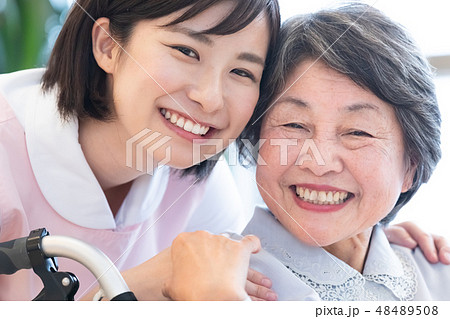 介護イメージ　シニア女性と介護士 48489508