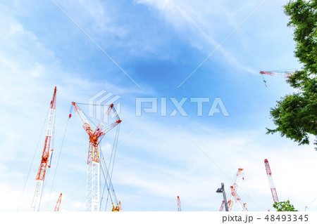 建設現場のクレーン 建設重機 48493345