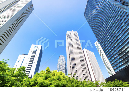 高層ビルを見上げるオフィス街の風景 高層ビルを見上げるオフィス街の風景 48493714