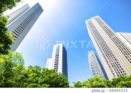 高層ビルを見上げるオフィス街の風景 高層ビルを見上げるオフィス街の風景 48493715