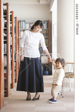 図書館で歩く親子 48494300