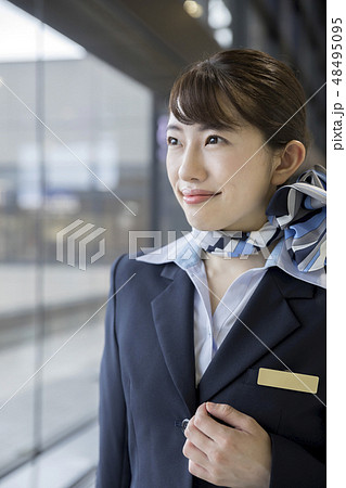 空港内の通路を歩くCA 48495095