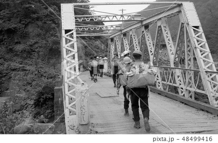 昔の写真 昭和38年 足尾と庚申山荘を結ぶ道付近を歩くハイキンググループ 昔の写真 昭和38年 足尾と庚申山荘を結ぶ道付近を歩くハイキンググループ 48499416