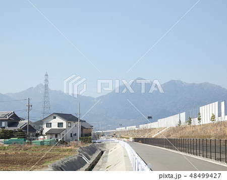 新名神高速道路建設現場と春霞の鈴鹿山脈　三重県　菰野町 48499427