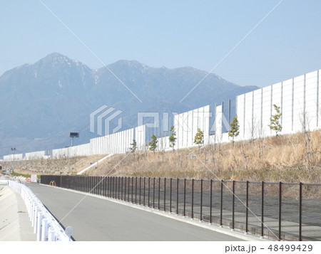 新名神高速道路建設現場と春霞の鈴鹿山脈 三重県 菰野町 新名神高速道路建設現場と春霞の鈴鹿山脈 三重県 菰野町 48499429